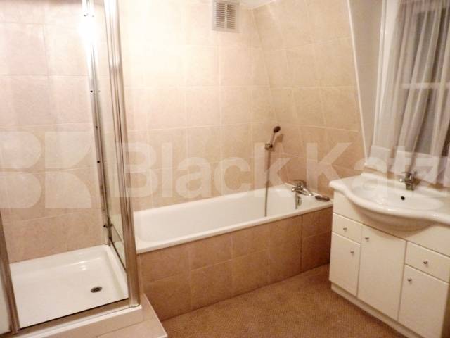 			4 BED - 2 BATH, 4 Bedroom, 1 bath, 1 reception Flat			 Gloucester Gardens, PADDINGTON  BAYSWATER